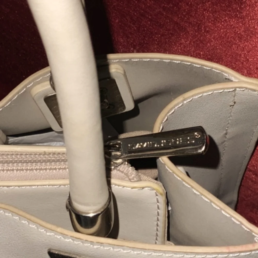 Handbag - Picture 3 of 10